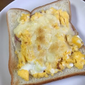 炒り卵とハムと粉チーズのトースト